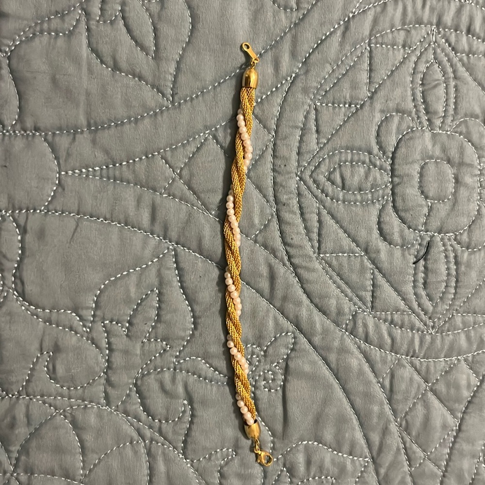 Pretty gold and pearl bracelett